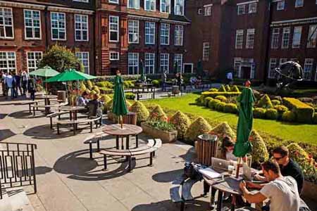 на кампусе Regents University London